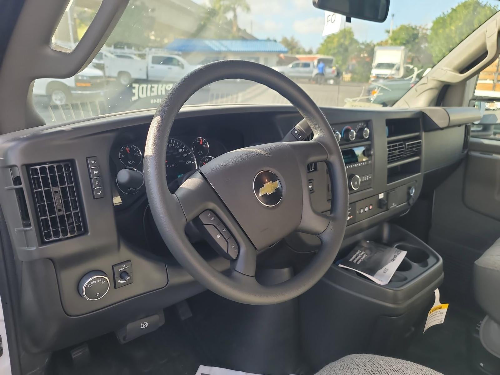 2025 Chevrolet Express Cutaway 3500 1WT