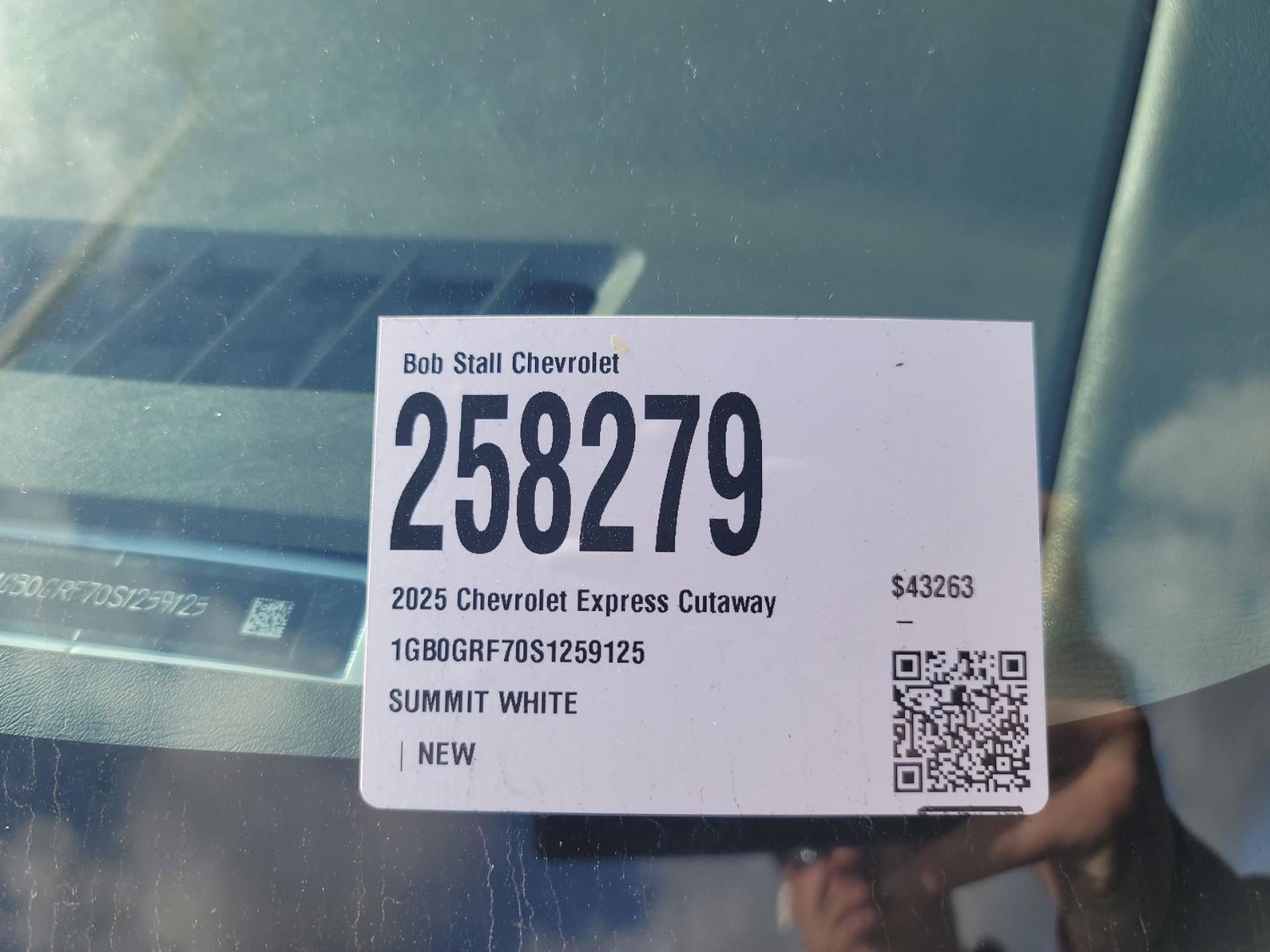 2025 Chevrolet Express Cutaway 3500 1WT