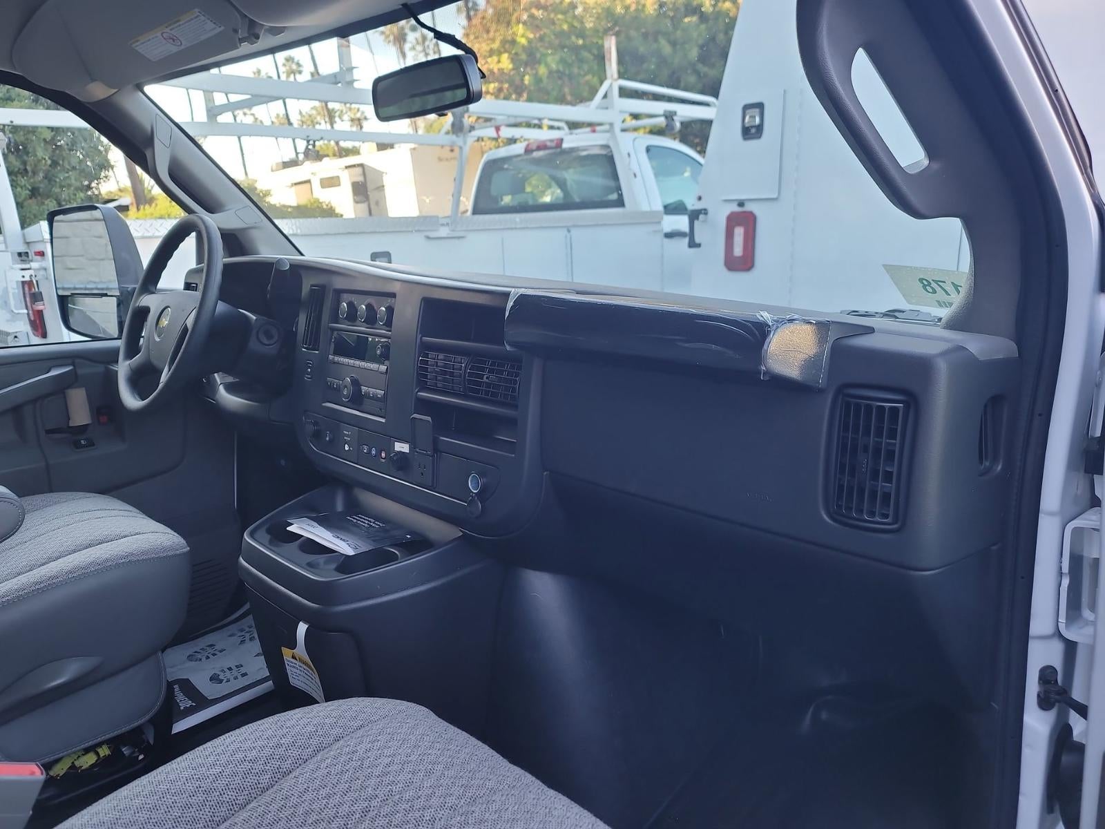 2025 Chevrolet Express Cutaway 3500 1WT