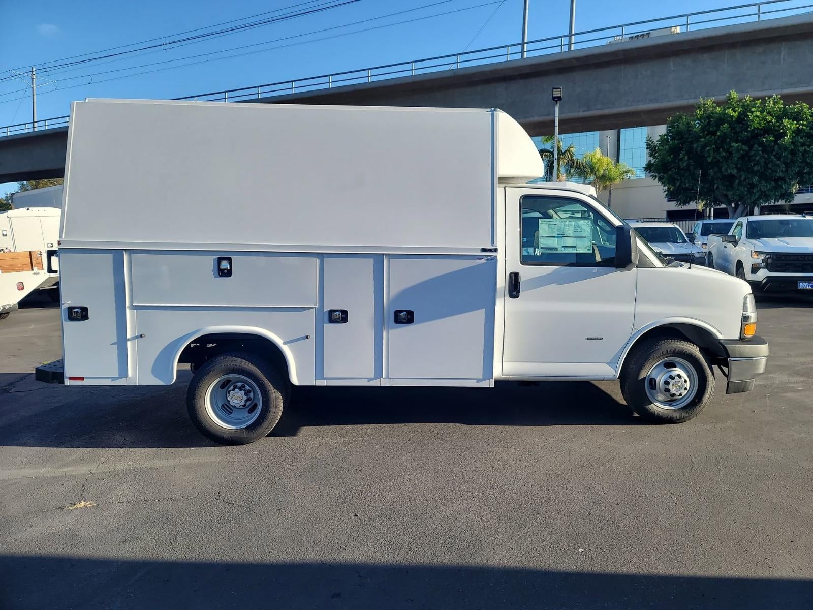 2025 Chevrolet Express Cutaway 3500 1WT