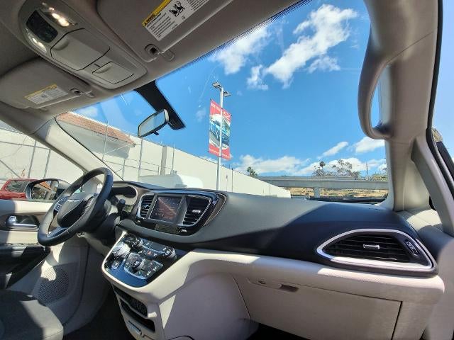 2022 Chrysler Voyager LX